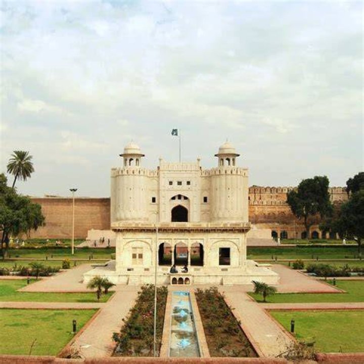 Did Babur made Gardens in Lahore?