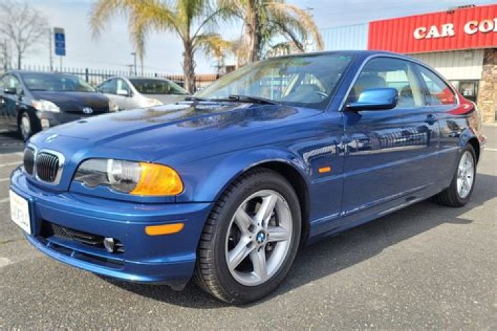 Does 2002 BMW 325ci have Bluetooth?