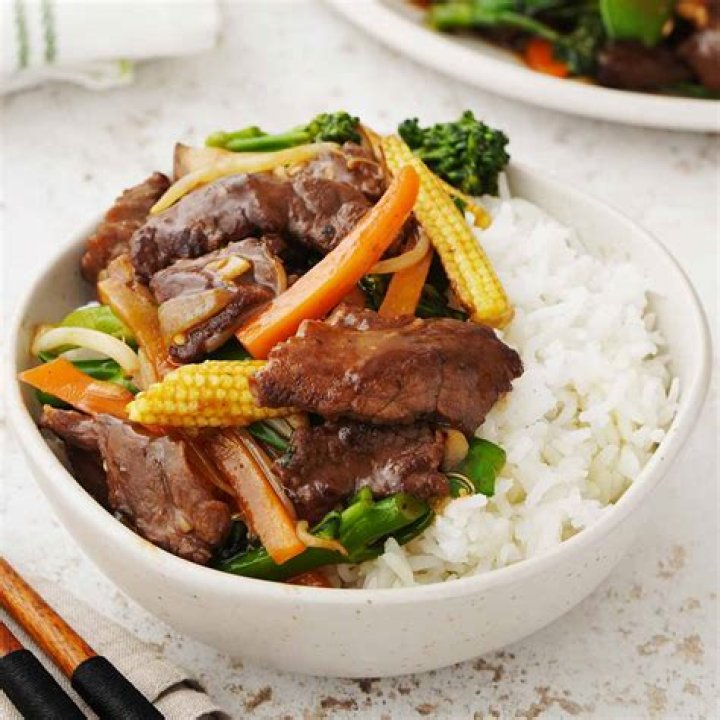 Does beef chop suey come with rice?