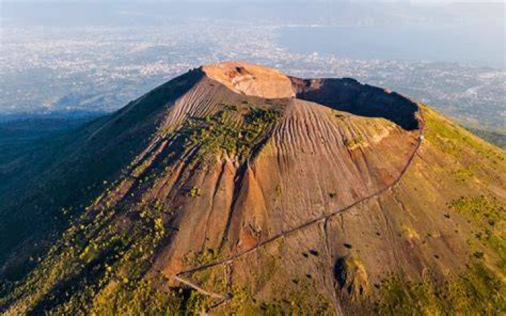 Does Mount Vesuvius have high or low viscosity?