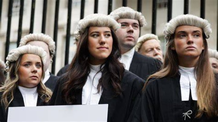 Does Tara Lewis wear a wig?