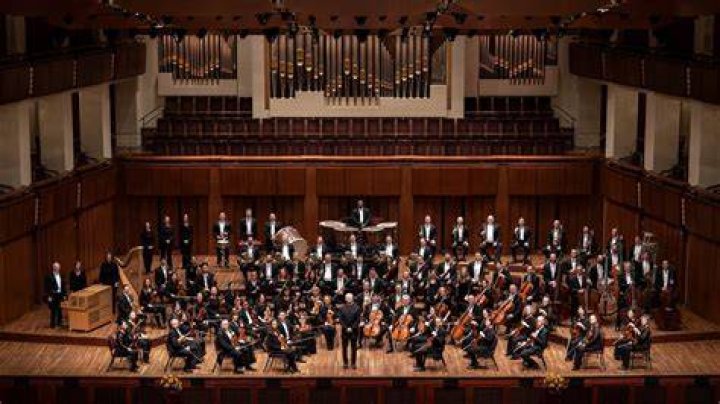 Does the conductor tune the orchestra?