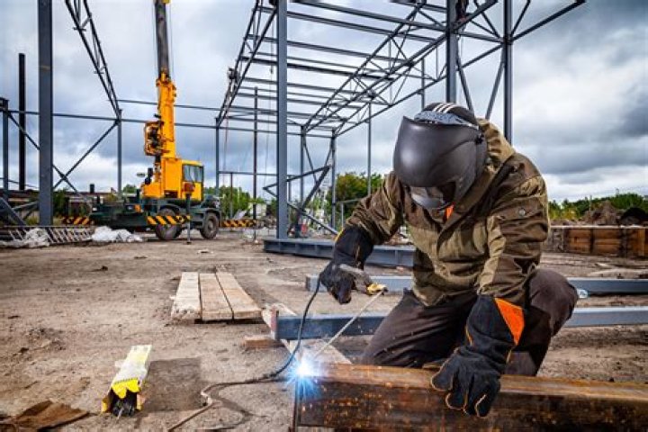 How do welders keep their hands steady?