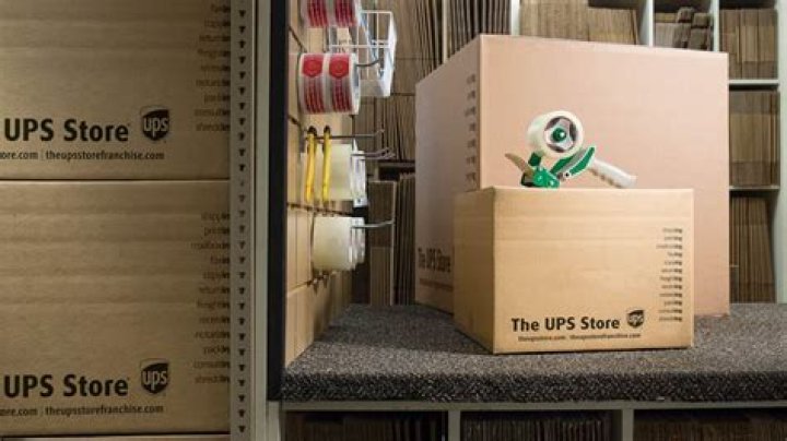 How much do they pay at the UPS Store?