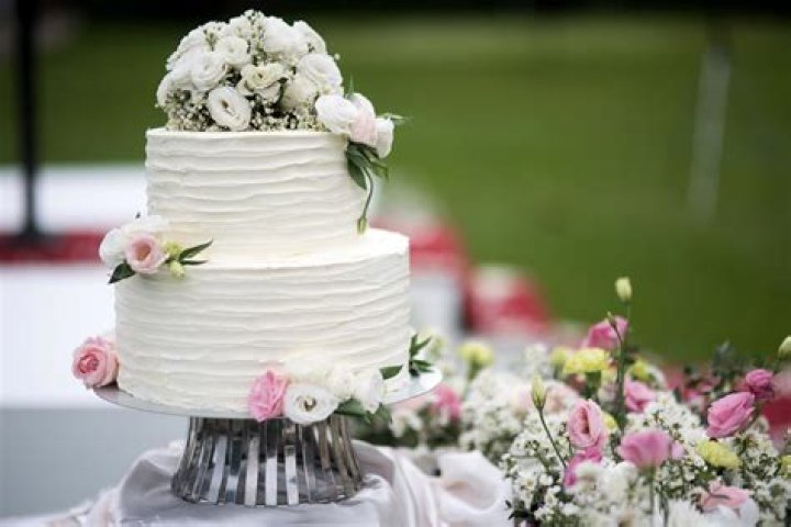How much does a wedding cake cost in the Philippines?