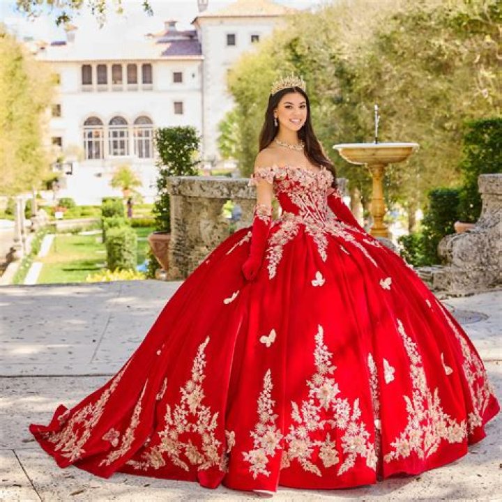 What does the quinceanera court wear?