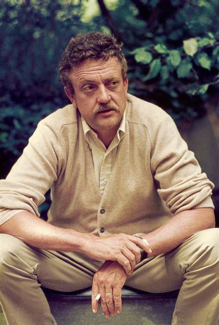 What is 2 B R 0 2 B by Kurt Vonnegut Jr about?