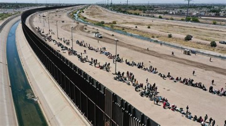 What is the border crossing wait time Nogales?