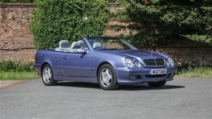 What kind of engine does a Mercedes Benz CLK 230 Kompressor have?