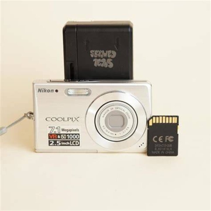What kind of memory card does Nikon Coolpix L340 use?