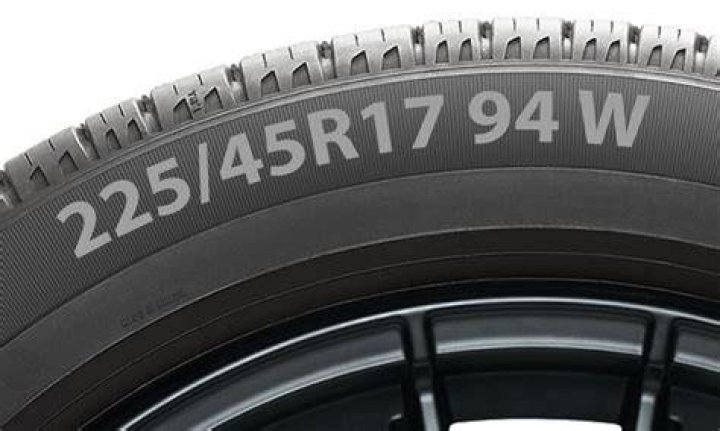 What size tires go on a 2011 Camaro?