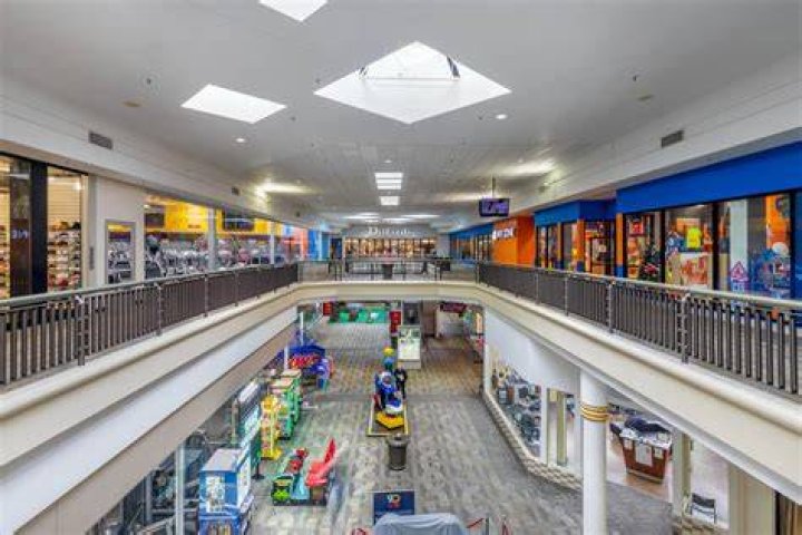 What stores are in Colony Place Plymouth?