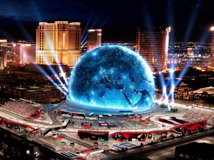 Where is Le Futuroscope located?