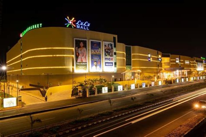 Which is the biggest mall in Lucknow?