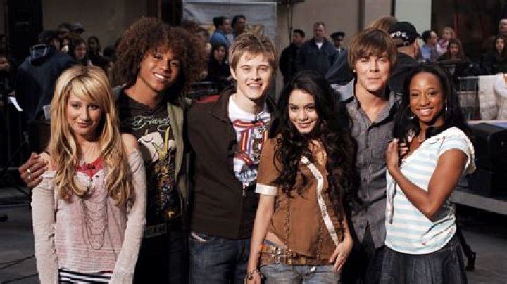 Who are the main characters in High School Musical 2?