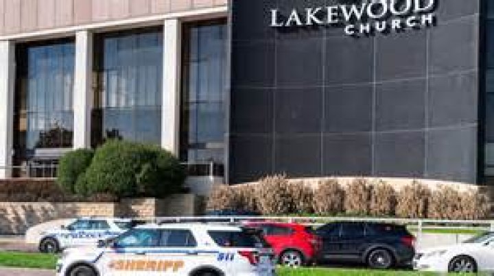 Who are the worship singers at Lakewood Church?
