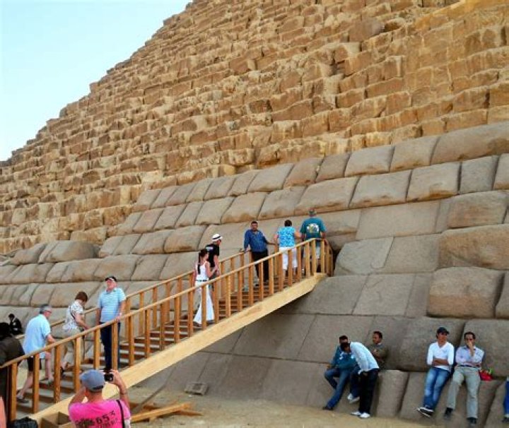 Who built the pyramid of Giza?