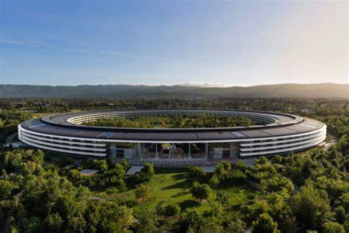 Who designed the new Apple headquarters?