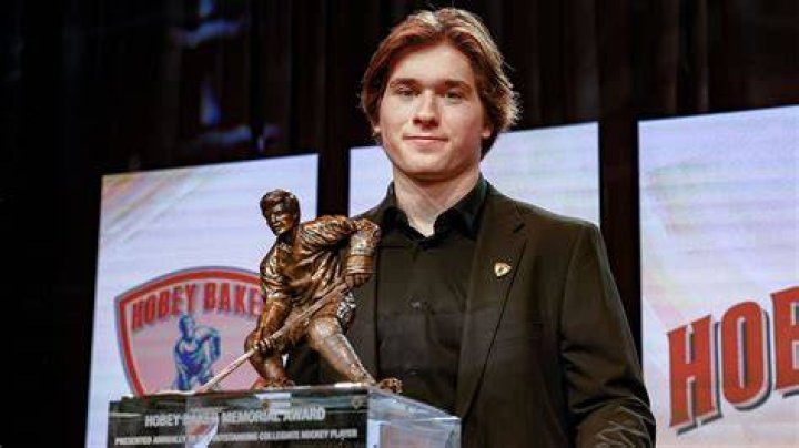Who won the 2021 Hobey Baker Award?